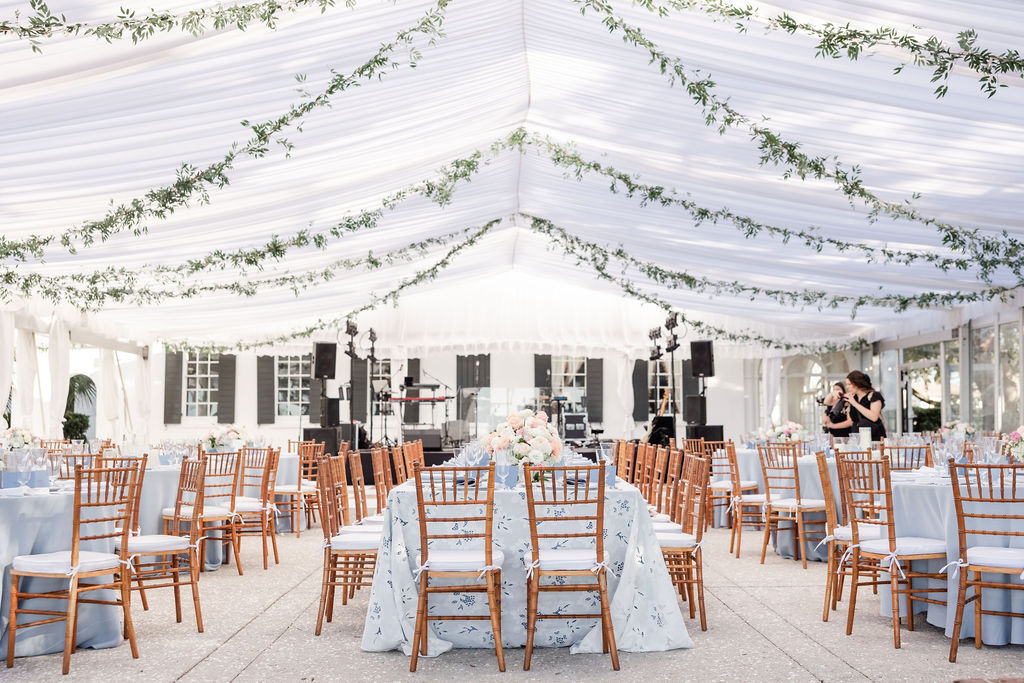 Whitten Lowndes Grove Wedding 461 buttercup events natasha cole photog tuscan king james charlotte silver rim bb natural ballroom clear with liner